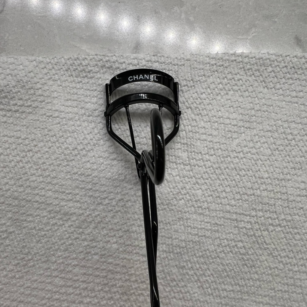 chanel eyelash curler with box